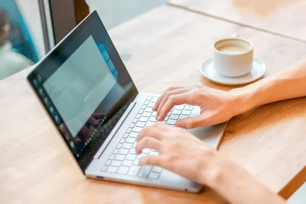 Bir fincan kahve Cafe ile Laptop çalışma.