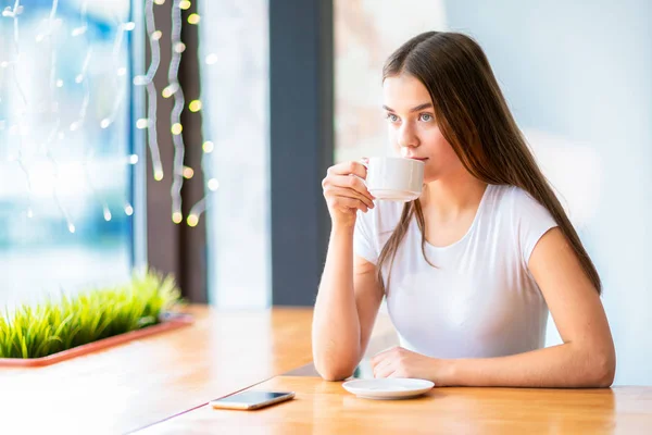 Bella Ragazza Attesa Qualcuno Che Beve Caffè Dalla Finestra Nel — Foto Stock