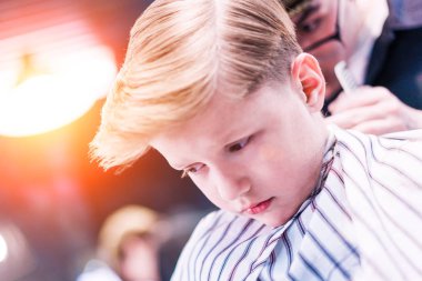 Saç saç yorgun arıyor bir çocuğun bir closeup işlemi kesti.