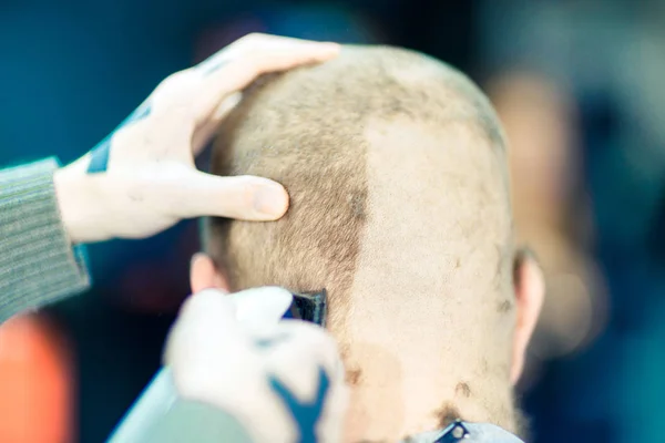 Bir Erkek Kuaförü Ense Saç Bir Istemci Düzeltme — Stok fotoğraf