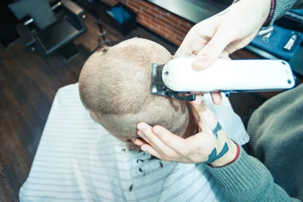 Elinde Bir Erkek Kuaförü Saç Kesimi Erkek Bir Istemciye Yapıyoruz — Stok fotoğraf