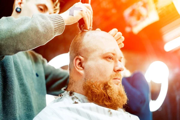Bir Erkek Kuaförü Bitmiş Başkanı Sakallı Adam Kel Yapıyor — Stok fotoğraf