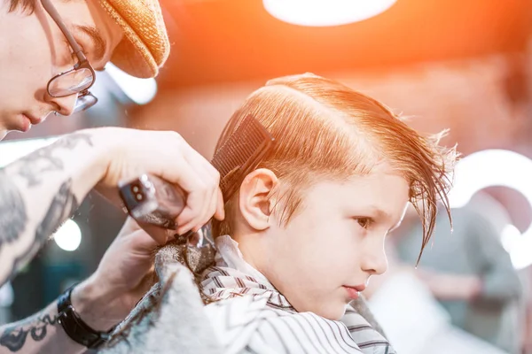 Bir Profil Oturma Çocuk Onun Ense Ile Çalışan Bir Saç — Stok fotoğraf