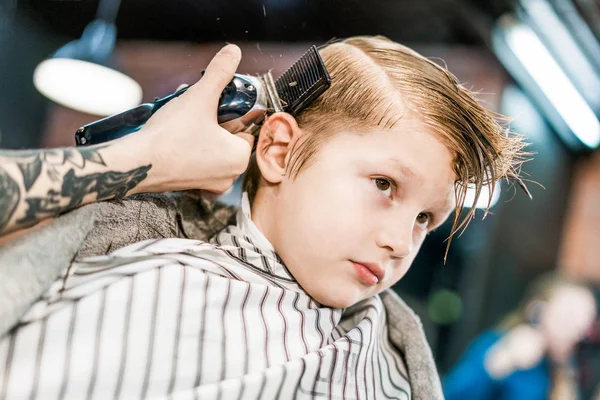 Hair Stylist Trimming Hair One Side Boy Head — Stock Photo, Image
