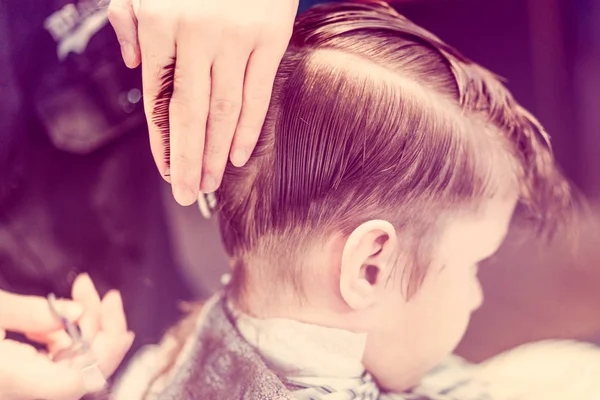 Berber Ipuçları Onları Makasla Kesmek Için Çocuğun Saç Çekerek Tonda — Stok fotoğraf