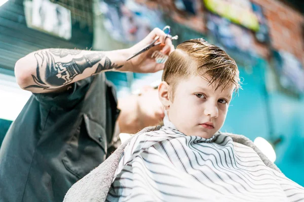 Pojke Tittar Kameran Medan Skärs Frisyr Barbershop — Stockfoto