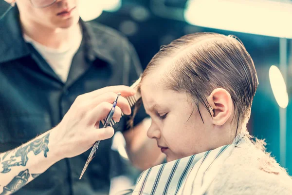 Bir Çocuğun Kafasının Içinde Erkek Güzellik Salonu Bir Saç Kesimi — Stok fotoğraf