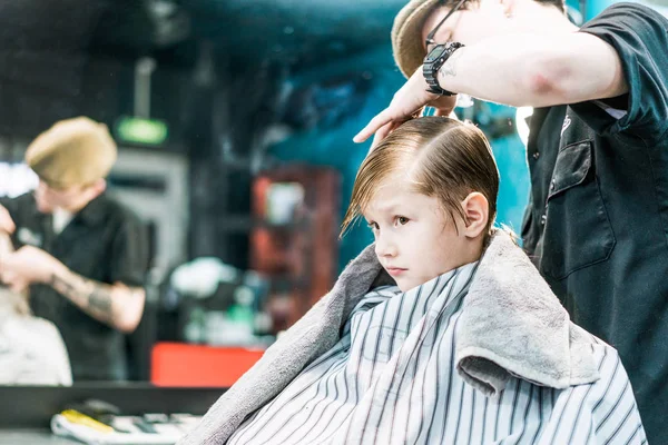 Kuaför Salonu Içinde Küçük Bir Çocuk Saç Şekillendirme — Stok fotoğraf