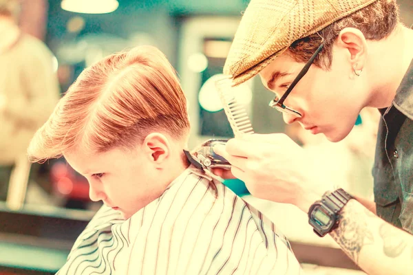 Bir Kuaför Güzellik Salonu Çocuğun Saç Kesimi Için Profesyonel Aksesuarlar — Stok fotoğraf