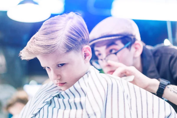 Pojke Barbershop Med Bistra Look Väntar Sin Frisyr Som Gjort — Stockfoto