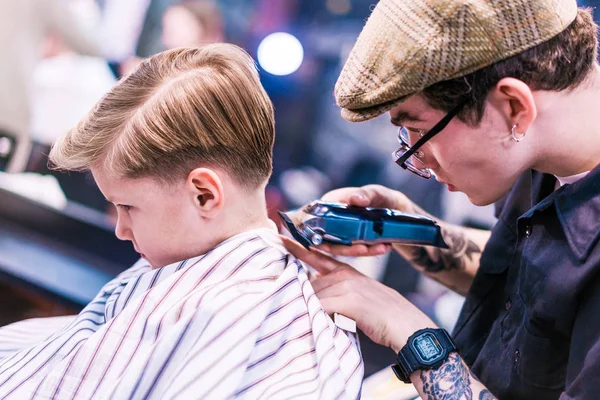 Bir Saç Stilisti Çocuğun Ense Kuaför Salon Üzerinde Saç Kesme — Stok fotoğraf