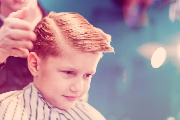 Kuaför Güzellik Salonu Içinde Küçük Bir Çocuk Bir Saç Modeli — Stok fotoğraf