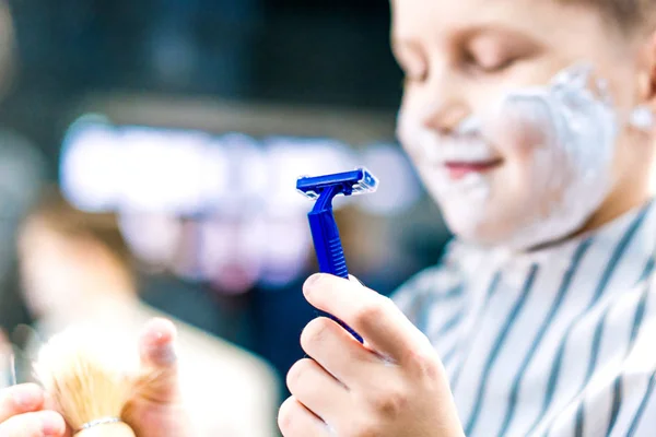 Küçük Bir Çocuk Bir Tıraş Makinesi Tıraş Fırçası Elinde Tutan — Stok fotoğraf