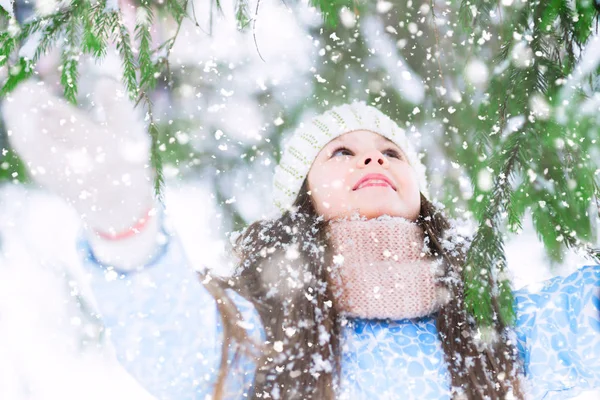 一个小女孩很高兴能在冬天的森林里举起手来 来到冷杉上 — 图库照片