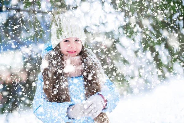 Χαμογελαστό Κοριτσάκι Νιφάδες Χιονιού Στα Μακριά Μαλλιά Της Έχει Σταμάτησε — Φωτογραφία Αρχείου