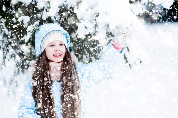 Ένα Παιδί Ψάχνει Τόσο Χαρούμενος Χειραψία Ένα Χιονισμένο Έλατο Μακριά — Φωτογραφία Αρχείου