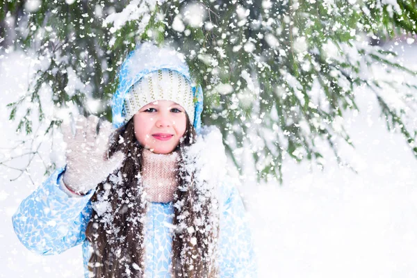 Egy Gyerek Áll Alatt Egy Fenyő Integetett Búcsút Téli Erdő — Stock Fotó
