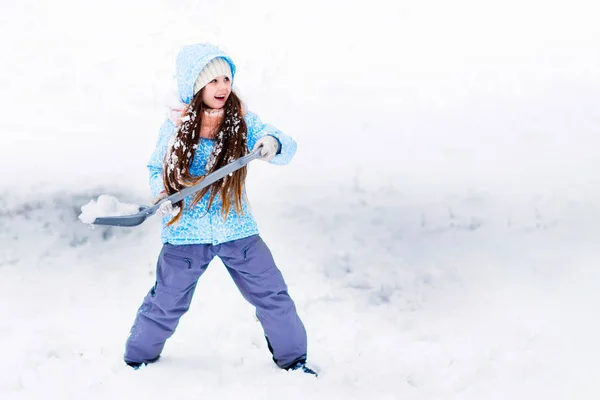 Ένα Παιδί Έχει Διασκέδαση Φτυαρίζει Χιόνι Ένα Χειμερινό Πάρκο Υγιή — Φωτογραφία Αρχείου