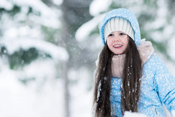 Χαμογελώντας Παιδιού Μακρυμάλλης Κορίτσι Παίζει Χειμωνιάτικα Υπαίθρια Παιχνίδια Ένα Χιονισμένο — Φωτογραφία Αρχείου