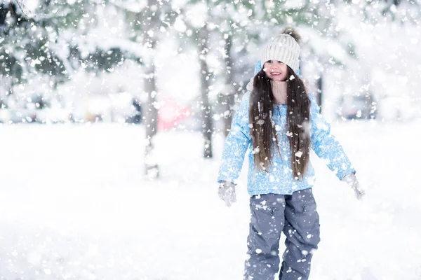 Menina Jogando Livre Jogo Etiqueta Inverno Garota Sorridente Movimento Esperando — Fotografia de Stock