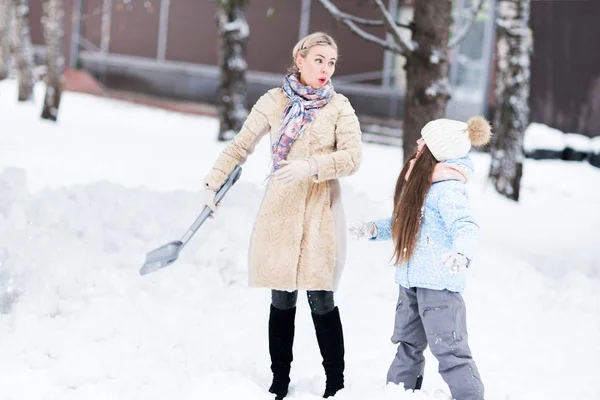 Μικρό Κορίτσι Πρόθυμοι Πάρετε Φτυάρι Χιονιού Από Γονέα Για Βοηθήσει — Φωτογραφία Αρχείου