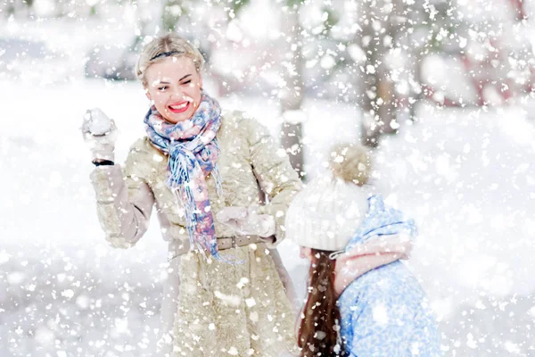 Eltern Und Kinder Freundliche Winteraktivitäten Freien — Stockfoto