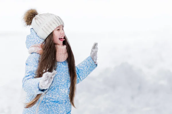 Ένα Παιδί Πειράγματα Και Χαζεύεις Υπαίθρια Χιονισμένο Χειμώνα Βάζει Έξω — Φωτογραφία Αρχείου