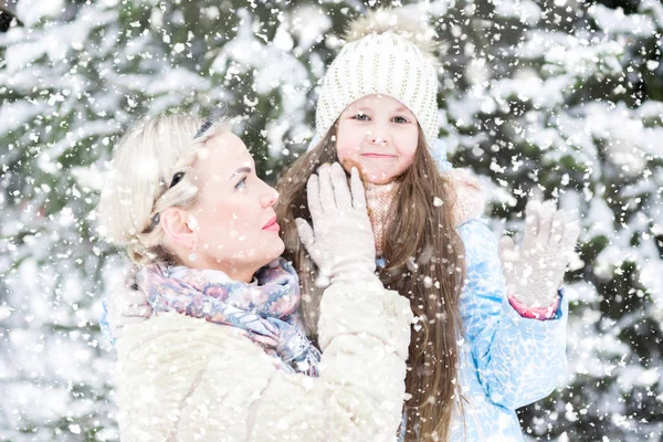 Una Niña Madre Pasando Rato Feliz Bosque Nevado Agitan Sus — Foto de Stock