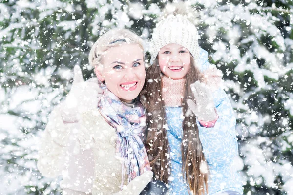 Familia Feliz Del Chiquitín Mamá Descanso Bosque Hermoso Invernal — Foto de Stock