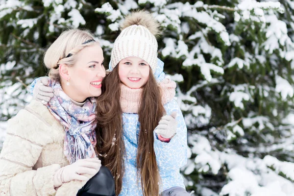 Retrato Mamá Niña Sonriendo Abrazándose Fondo Abetos Nevados — Foto de Stock