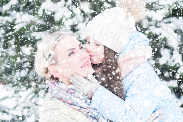 Famille Aimante Maman Fille Enfant Câlinant Dans Forêt Hiver Enfant — Photo