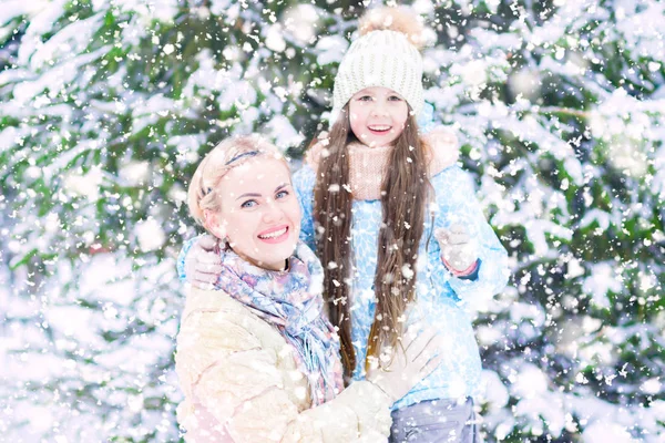 Ένα Όμορφο Πορτρέτο Του Μια Ευτυχισμένη Οικογένεια Ένα Δάσος Χειμώνα — Φωτογραφία Αρχείου