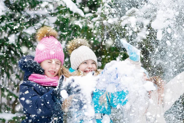 Niñas Jugando Alegremente Sacudiendo Nieve Los Abetos Bosque Invierno — Foto de Stock