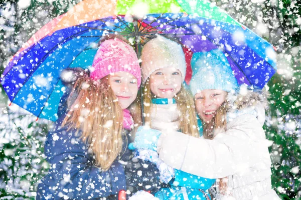 Tres Niñas Rubias Felices Bajo Colorido Paraguas Bosque Nevado — Foto de Stock