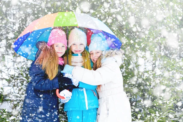 Menina Feliz Meninas Durante Passeio Floresta Inverno — Fotografia de Stock