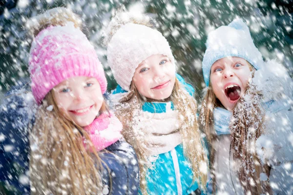 Retrato Niñas Lindas Con Caras Divertidas Copos Nieve Cayendo — Foto de Stock