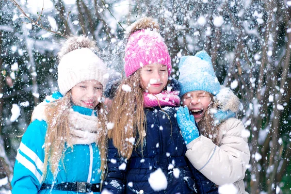 Mosolygó Gyönyörű Kislány Téli Erdő Alatt Havazás — Stock Fotó