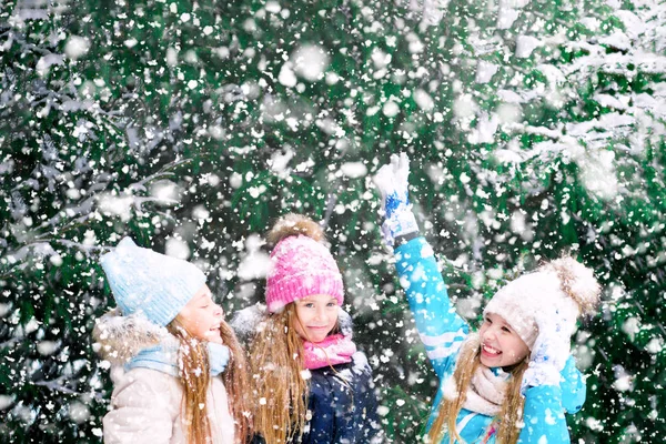 Ευτυχισμένος Ξανθά Κοριτσάκια Ένα Φόντο Από Χιονισμένα Έλατα — Φωτογραφία Αρχείου