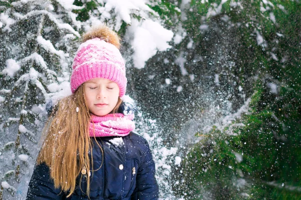 Una Niña Rubia Con Sombrero Rosa Cerró Los Ojos Bosque — Foto de Stock