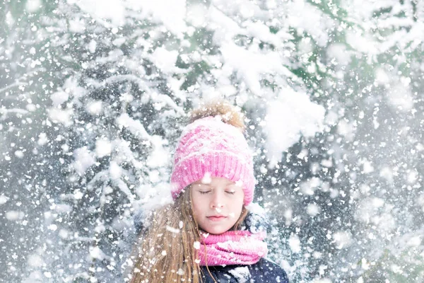 Hlava Krásné Holčičky Růžové Čepici Zavřenýma Očima Pozadí Sněžení — Stock fotografie