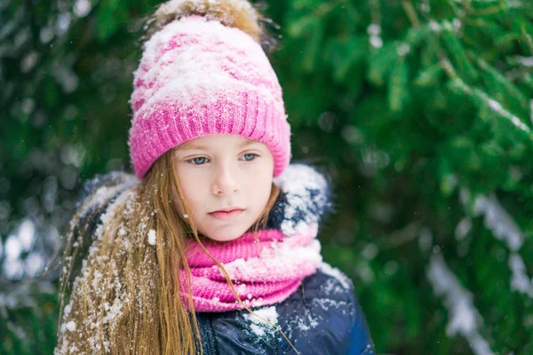 Красивая Маленькая Девочка Розовой Шляпе Выглядит Заботливой Грустной Зимнем Лесу — стоковое фото