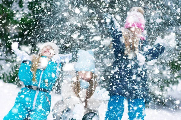 Tres Niñas Niños Jugando Alegremente Vomitando Nieve Parque Invierno — Foto de Stock