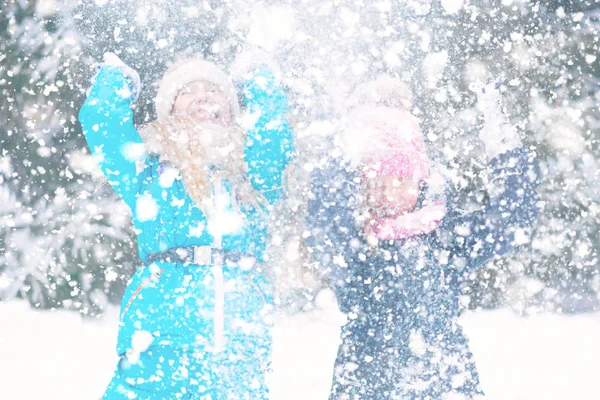 人の子供に見える公園で雪を幸せ投げ — ストック写真