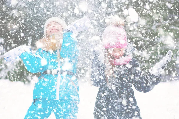 Dvě Děti Hraje Tančí Pod Padající Sníh — Stock fotografie