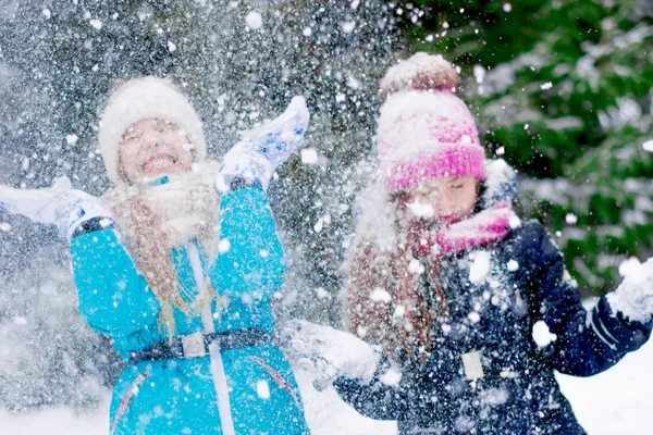 Két Lány Gyerekek Szórakozni Tánc Havazás Erdő Alatt — Stock Fotó