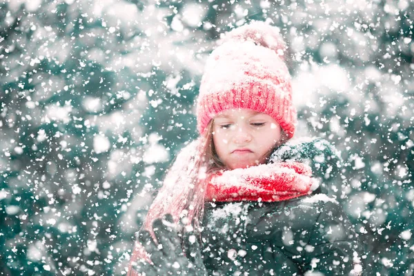 Cara Enojada Una Niña Pequeña Con Sombrero Rojo Nieve Cayendo — Foto de Stock