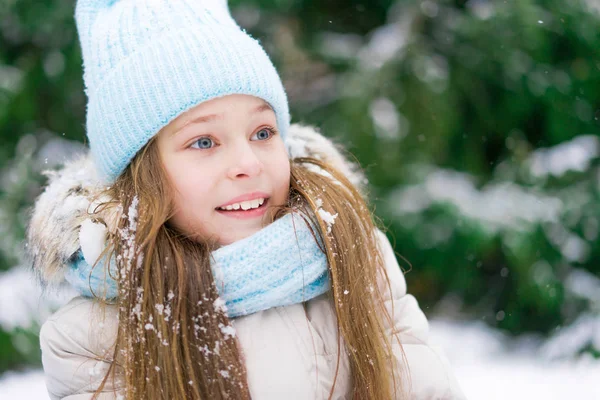 Retrato Una Niña Rubia Mirando Lado Con Sonrisa Alegre Bosque — Foto de Stock