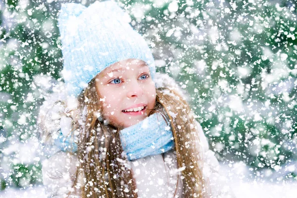 Sonrisa Brillante Una Linda Niña Caída Copos Nieve Bosque — Foto de Stock