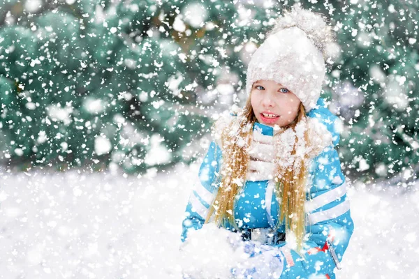 Ένα Όμορφο Κορίτσι Παιδί Βαριές Χιονοπτώσεις Κάνοντας Χιονόμπαλες Μπροστά Κάμερα — Φωτογραφία Αρχείου