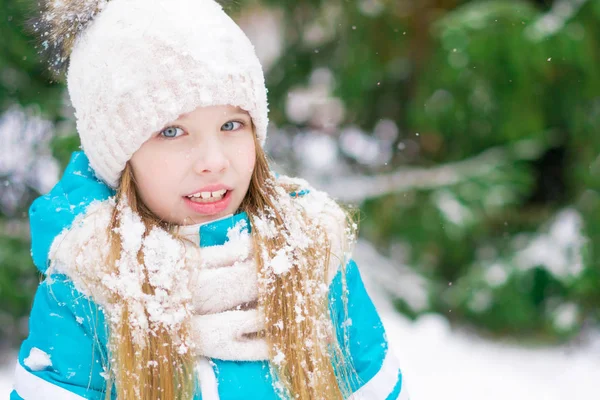 Roztomilý Blonďatý Kluk Modrýma Očima Zimním Lese Usmívá Kameru — Stock fotografie